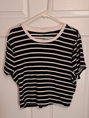 Gap Black and White Striped Cropped Women’s Tee